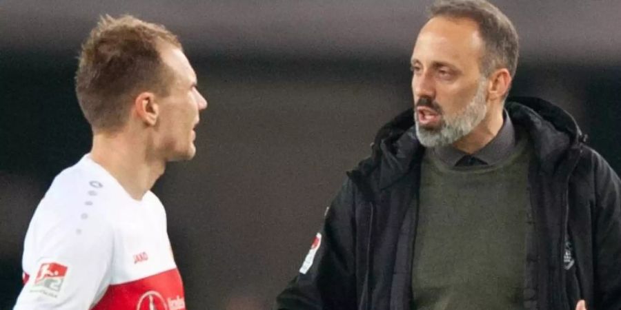 Trainer Pellegrino Matarazzo lässt Holger Badstuber (l) beim VfB Stuttgart noch eine Hintertür offen. Foto: Gregor Bauernfeind/dpa