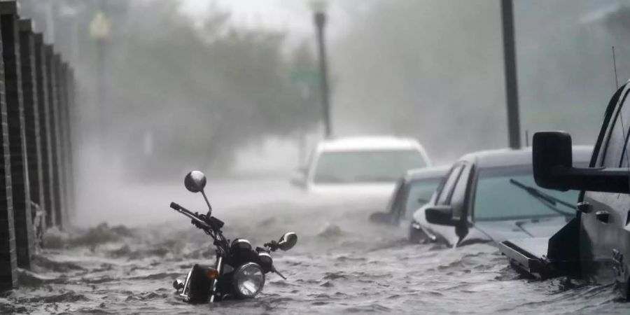 Fahrzeuge stehen auf einer überfluteten Strasse in Pensacola, Florida. Hurrikan «Sally» ist an der US-Golfküste auf Land getroffen. Foto: Gerald Herbert/AP/dpa