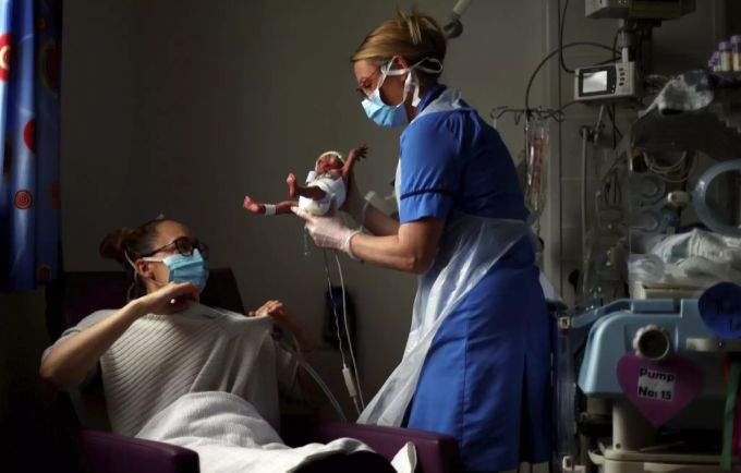 Wegen des Coronavirus müssen während der Geburt alle Anwesenden eine Maske tragen. Gebären