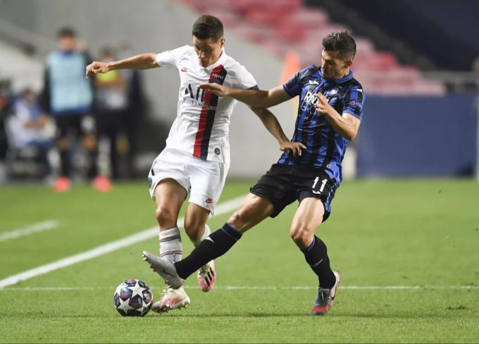 Spieler von Paris Saint-Germain Ander Herrera in einem Zweikampf. Paris Saint-Germain