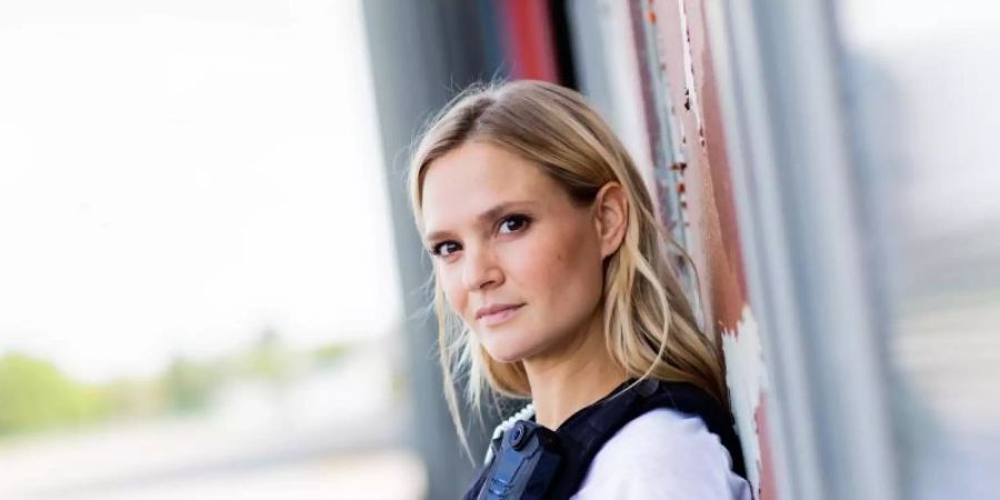 Pia Stutzenstein in einer Pause bei Dreharbeiten für die neue Staffel der RTL-Serie "Alarm für Cobra 11 - Die Autobahnpolizei". Foto: Rolf Vennenbernd/dpa