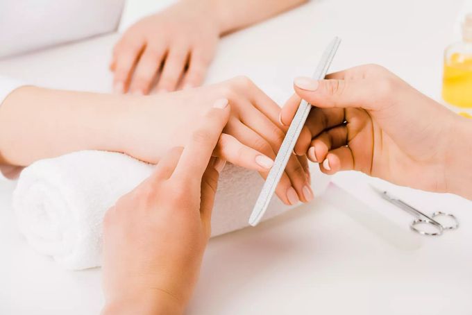 Nagelbettentzündung mit sorgfältiger Nagelpflege verhindern. Nagelbettentzündung
