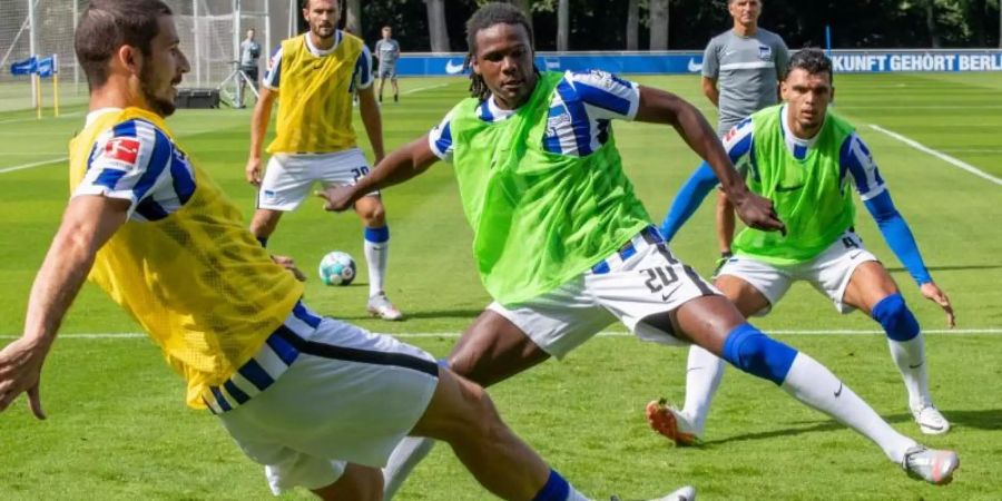 Dedryck Boyata (2.v.r) und Mathew Leckie (l) kämpfen in einem Trainingsspiel um den Ball. Foto: Andreas Gora/dpa