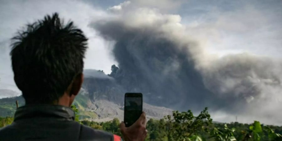 Asche- und Rauchwolke über dem Sinabung