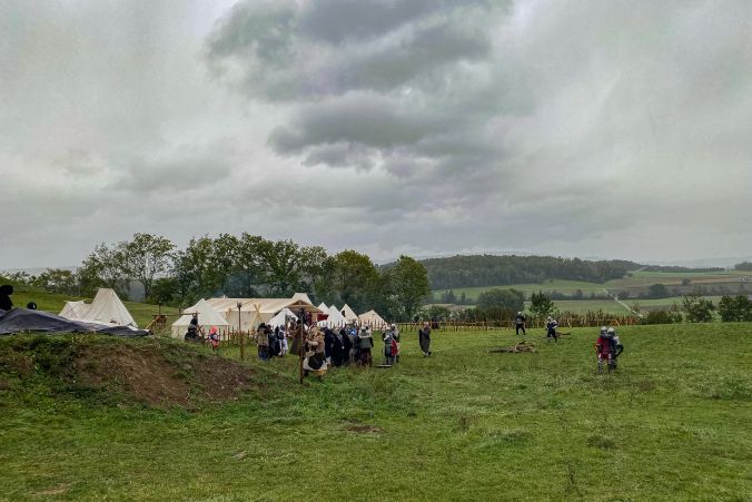 Das schlechte Wetter fügte den Kampfvorführungen zusätzliche Dramatik zu.