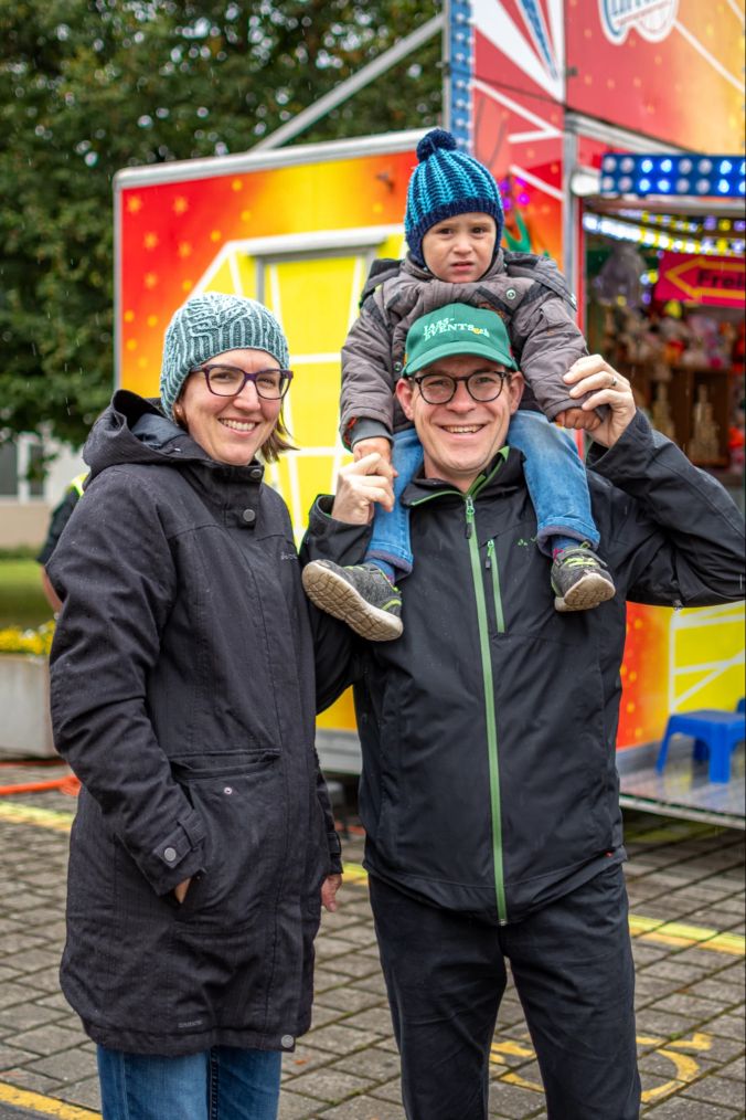Familie Kretz geniesst den Nachmittag an der Chilbi.