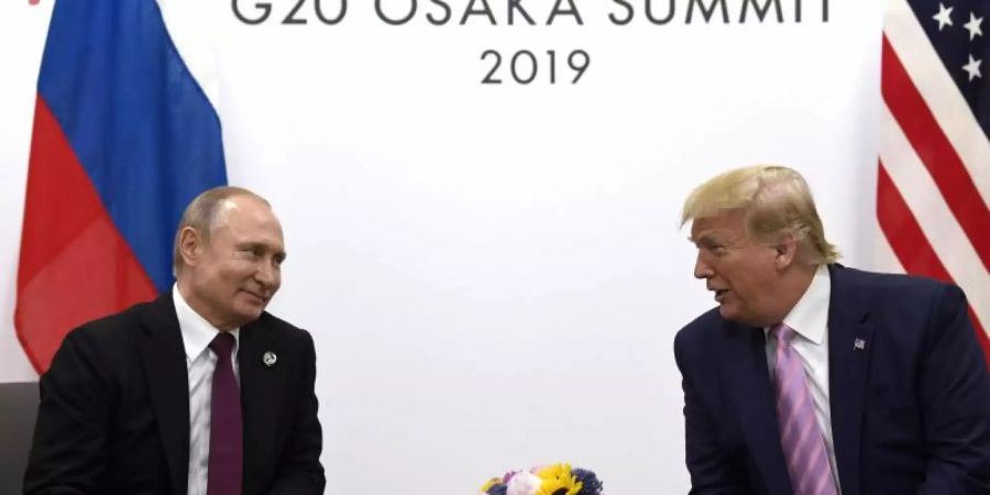 Wladimir Putin (l.) und Donald Trump treffen sich 2019 beim G20-Gipfel in Osaka. Foto: Susan Walsh/AP/dpa