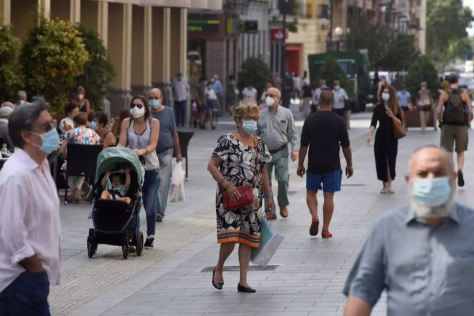 Strassenszene in Saragossa am 14. Juli: Die Region Aragon verhängte neue Massnahmen, darunter eine Maskenpflicht in der Öffentlichkeit. Mittlerweile ist der R-Wert der Region wieder unter 1 gesunken. Coronavirus Zweite Welle