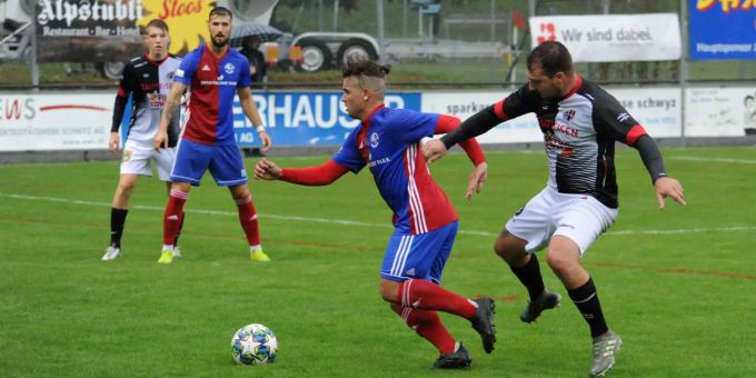 Brunnen (Salvatore Viola am Ball) trennte sich im Heimspiel gegen Mendrisio (Giona Mazzetti) mit 0:0. FC Brunnen
