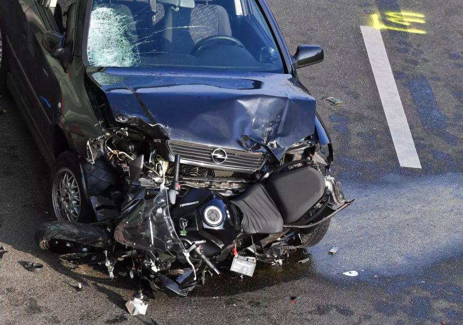 Ein kaputtes Auto und ein zerstörtes Motorrad stehen auf der Berliner Stadtautobahn A100 in Höhe der Ausfahrt Alboinstrasse.