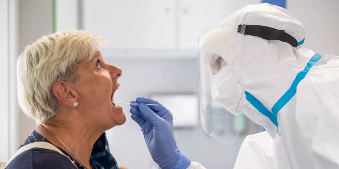 Eine Frau wird auf das Coronavirus getestet. (Symbolbild) Corona-Tests