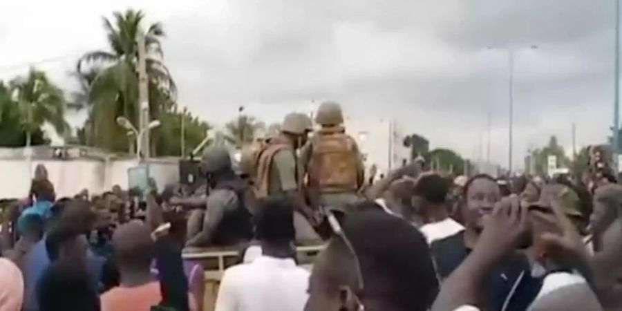 Am Dienstag hatten Soldaten bei einer Meuterei in Mali den Staatschef Keïta und weitere Mitglieder seiner Regierung festgenommen. Foto: Ap/AP/dpa