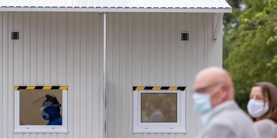 Ein Test-Container auf dem Werksgelände in Wolfsburg. Foto: Peter Steffen/dpa