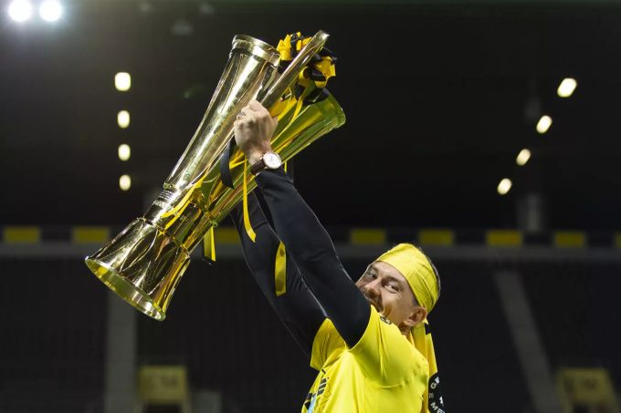 Christian Fassnacht stemmt den Meisterpokal in die Höhe. YB