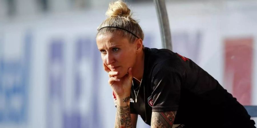 Anja Mittag sitzt während eines Fussballspiels auf der Bank. Foto: Josefine Loftenius/Bildbyran via ZUMA Press/dpa