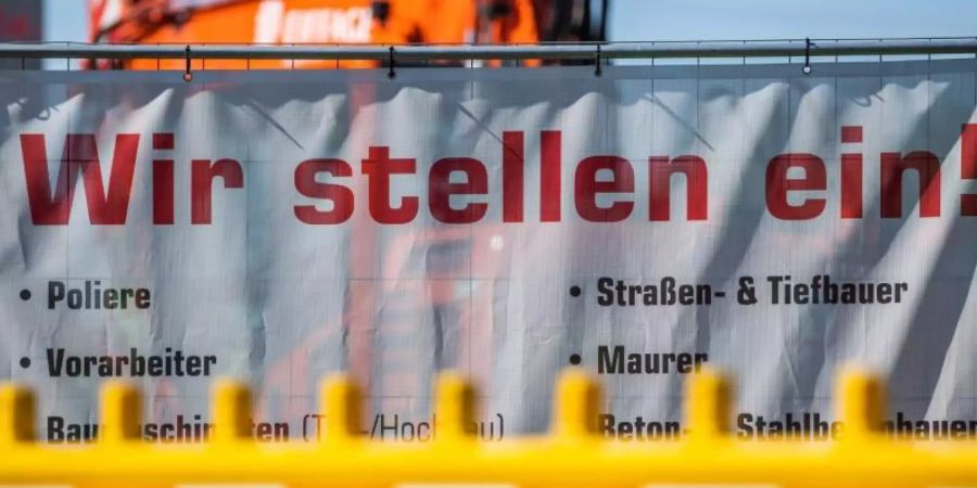 Stellenausschreibung via Bauzaun - die Stimmung bei den deutschen Unternehmen hellt sich weiter auf. Foto: Robert Michael/dpa-Zentralbild/dpa