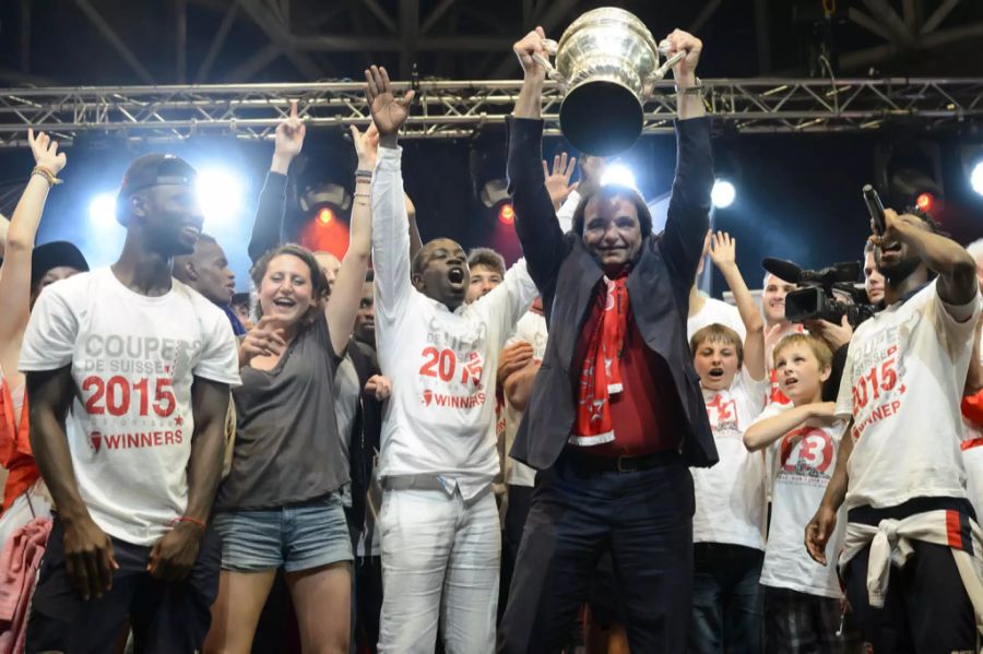 Constantin mit der Cup-Trophäe im Jahr 2015.