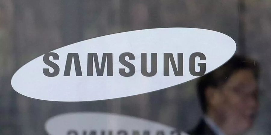 Der Elektronikhersteller Samsung überrascht mit einem höherem Quartalsgewinn als bislang angenommen. Foto: Ahn Young-Joon/AP/dpa