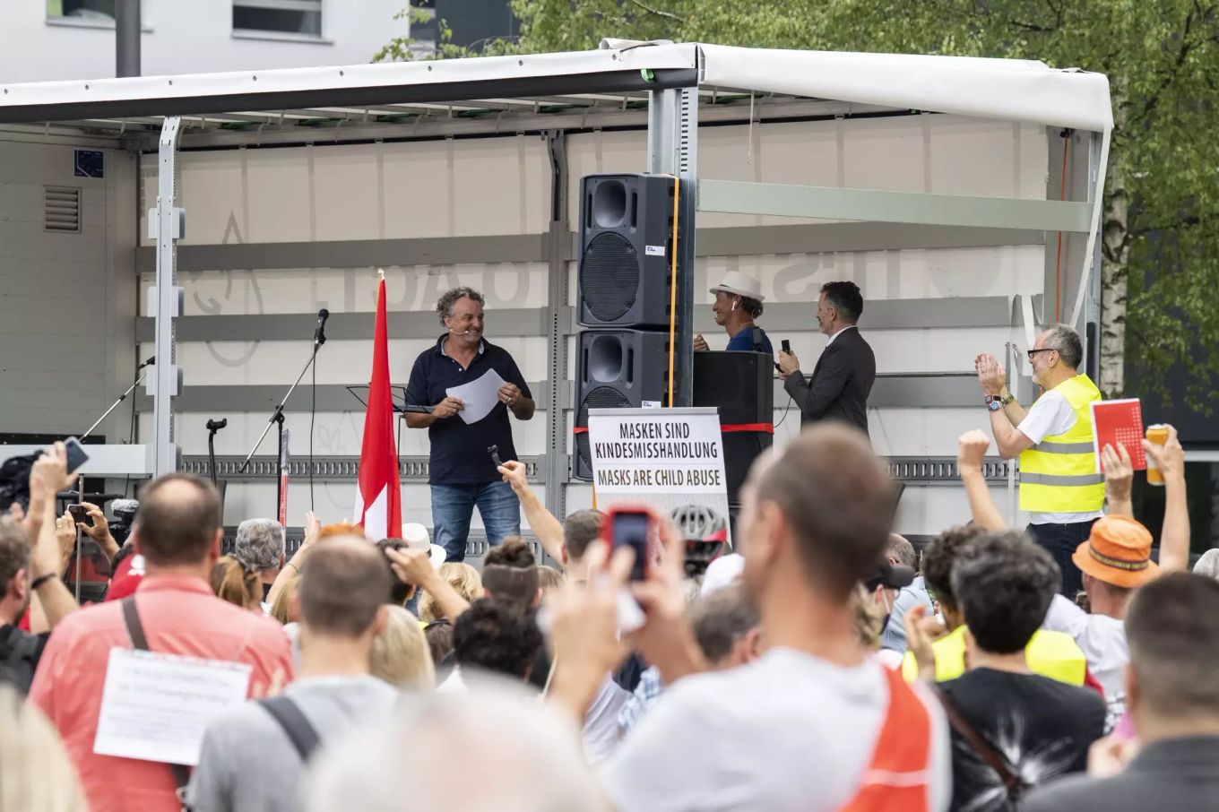 Anti Corona Demo: Ex SRF Moderator Reto Brennwald hält Rede