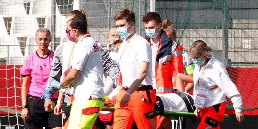 Nationalspielerin Giulia Gwinn wird verletzt vom Platz getragen und ins Krankenhaus gebracht. Foto: Roland Weihrauch/dpa