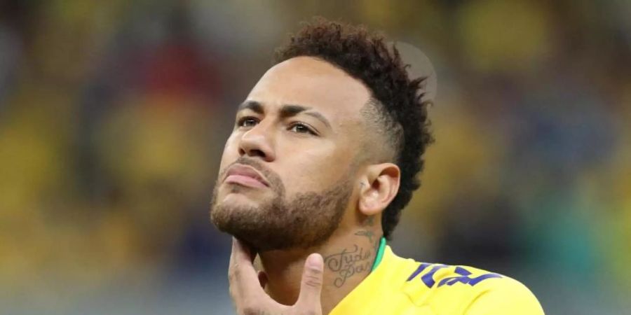 Brasiliens Neymar steht vor einem Spiel auf dem Feld. Foto: Li Ming/XinHua/dpa