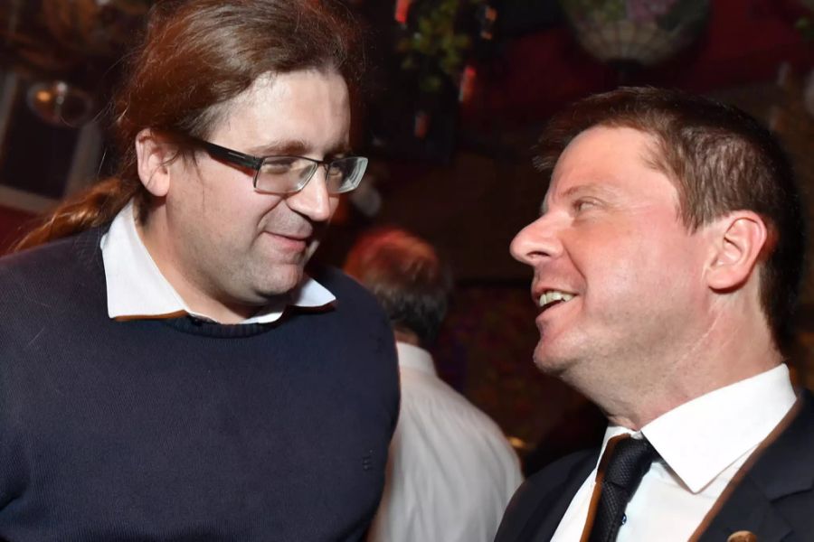 Der frischgewählte Nationalrat Jörg Mäder (ZH) (l.) und Martin Bäumle feiern nach den Wahlen in 2019.