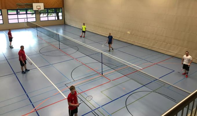 Badminton war zuerst die einzige erlaubte Sportart, welche für den TV Unterentfelden machbar war (und auch Spass machte). TV Unterentfelden