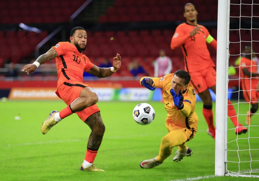 Wojciech Szczesny pariert gegen Depay.