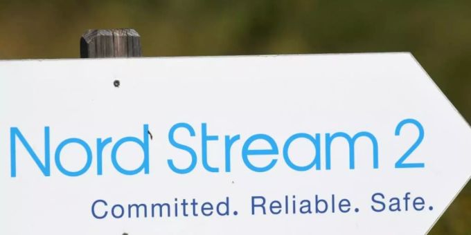 Ein Schild mit der Aufschrift «Nord Stream 2 - Committed. Reliable. Safe.» steht im Gewerbegebiet Lubmin. Nach der Vergiftung des russischen Oppositionellen Alexej Nawalny ist eine Debatte entbrannt, ob die Ostseepipeline gestoppt werden sollte. Foto: Stefan Sauer/dpa Ein Schild mit der Aufschrift «Nord Stream 2 - Committed. Reliable. Safe.» steht im Gewerbegebiet Lubmin. Nach der Vergiftung des russischen Oppositionellen Alexej Nawalny ist eine Debatte entbrannt, ob die Ostseepipeline gestoppt werden sollte. Foto: Stefan Sauer/dpa