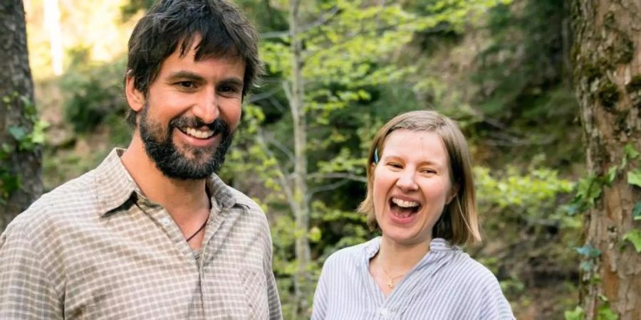 Leonhard (Tom Beck) und Beate (Anna Drexler) wollen ein Kind. Foto: Marc Reimann/ARD Degeto/dpa