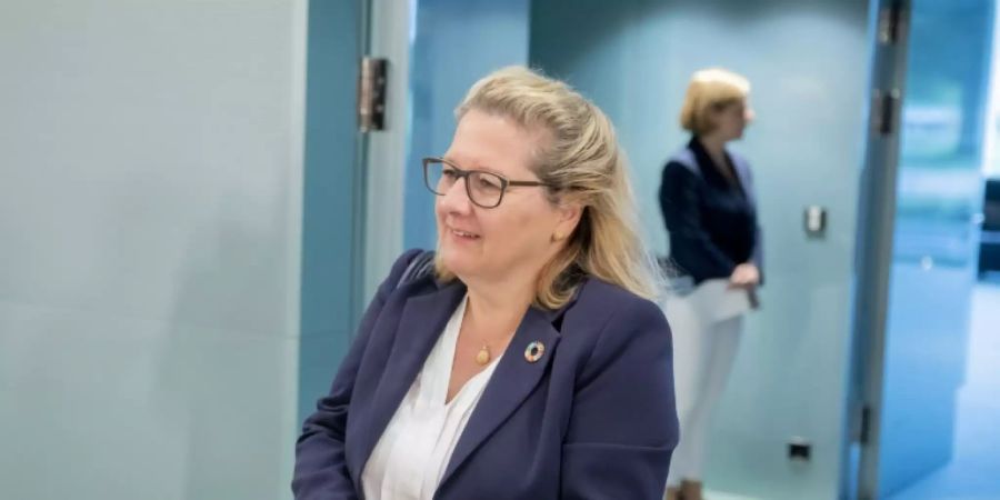 Schulze vor einer Kabinettssitzung im August