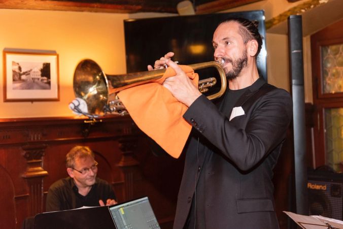 Fast wie Satchmo immer mit Schweisstuch: René Mosele.