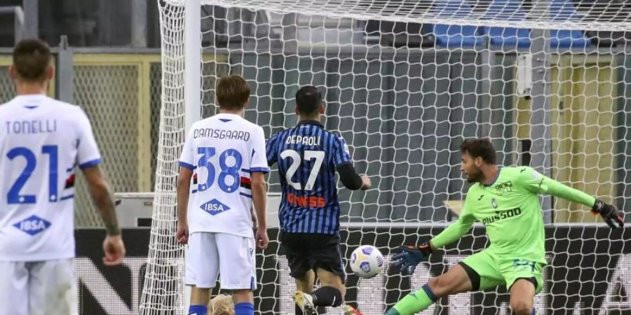 Genuas Morten Thorsby (2.v.l; am Boden) erzielt das zweite Tor seiner Mannschaft. Foto: Setfano Nicoli/LaPresse/AP/dpa