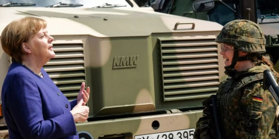 Bundeskanzlerin Angela Merkel mit einer Bundeswehrsoldatin