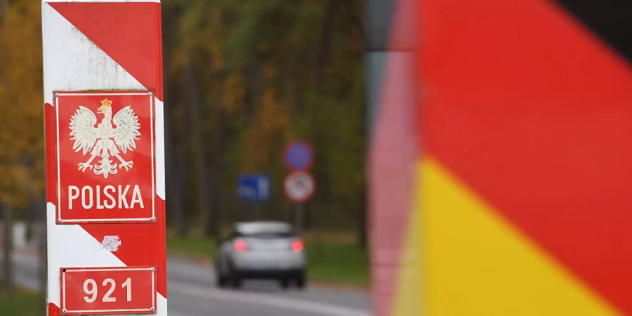 Autos fahren an den Grenzpfählen von Deutschland und Polen vorbei über den Grenzübergang auf der Insel Usedom. Die Bundesregierung hatte Polen ab dem 24.10.2020 als Corona-Risikogebiet eingestuft. Foto: Stefan Sauer/dpa-Zentralbild/dpa