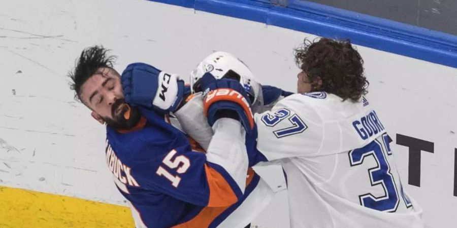 Yanni Gourde (r) von Tampa Bay Lightning und Cal Clutterbuck von den New York Islanders geraten aneinander. Foto: Jason Franson/The Canadian Press/AP/dpa