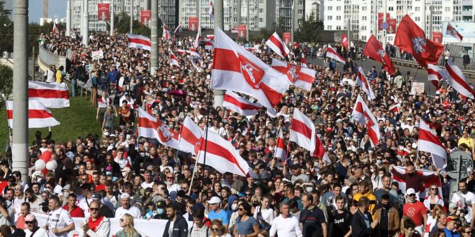Demonstranten halten historische belarussische Flaggen und nehmen an einem Protest der Opposition teil. Insgesamt beteiligten sich allein in Minsk Zehntausende Menschen - ungeachtet des Demonstrationsverbots. Proteste in Belarus