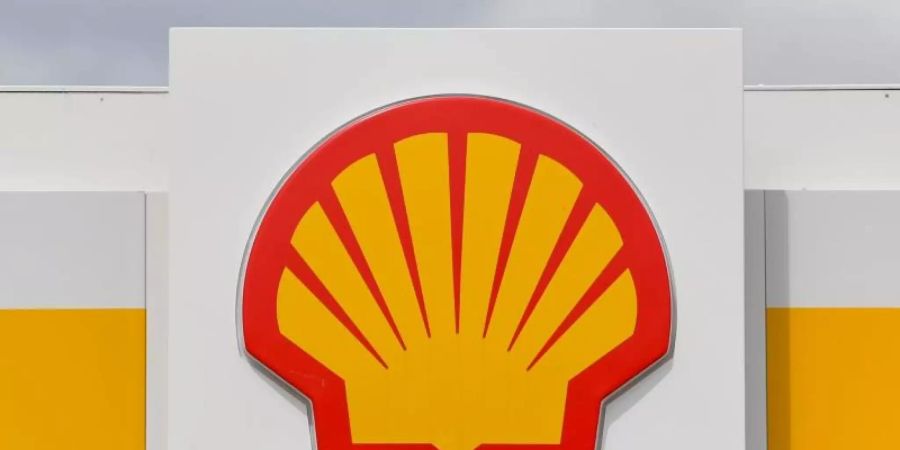 Das Logo der Shell Oil Company an einer Tankstelle. Shell baut wegen des massiven Ölpreisverfalls während der Corona-Krise Tausende Stellen ab. Foto: Patrick Pleul/dpa-Zentralbild/dpa