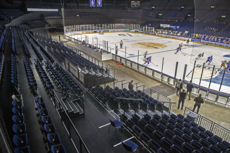 Bei den Heimspielen der ZSC Lions im Hallenstadion hätten 11'200 Fans Platz. Die Partie gegen Zug wurde wegen des Coronavirus zum Geisterspiel.