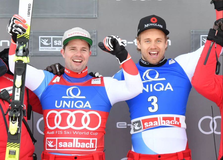 ...Beat Feuz (2.Platz, l.) und Mauro Caviezel (3.Platz, r.).