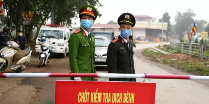 Zwei vietnamesische Polizisten. (Archvibild) coronavirus quarantäne vietnam