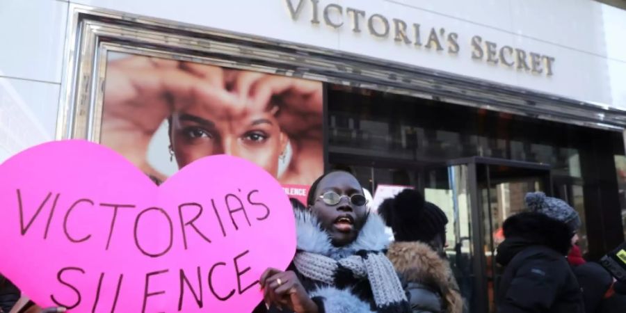 Demonstration gegen Sexismus vor Victoria's Secret-Geschäft