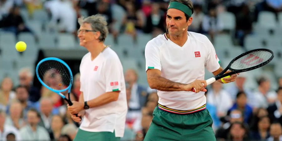 Bill Gates (l), Gründer von Microsoft, und Roger Federer in Aktion bei einer Show-Partie gegen Moderator Noah und Rafael Nadal.