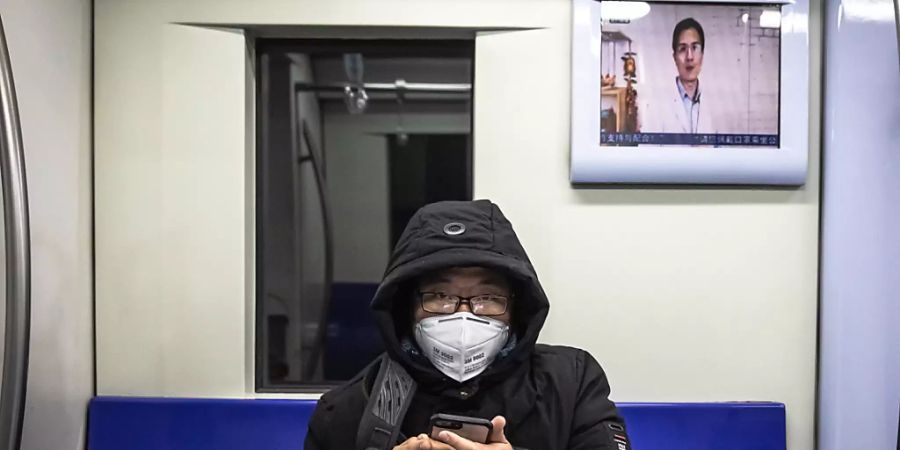 Einsam unterwegs: U-Bahn-Passagier mit Schutzmaske in Peking.