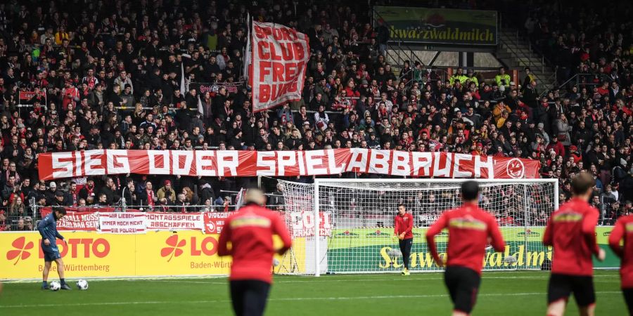 Die Freiburg-Fans fordern «Sieg oder Spielabbruch.»