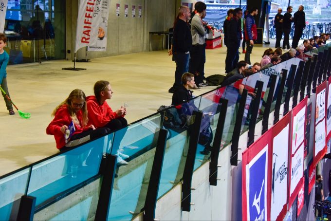 Die Fans beobachten das Spiel.