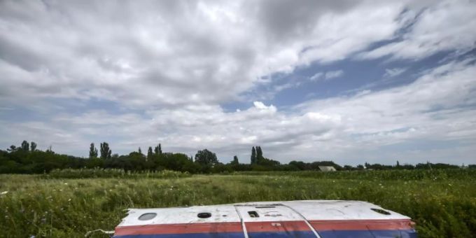 Ein Wrackteil von Flug MH17 in der Ostukraine Ein Wrackteil von Flug MH17 in der Ostukraine