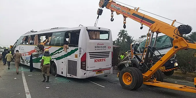 Lastwagen Kracht Auf Indischer Autobahn In Bus 19 Tote