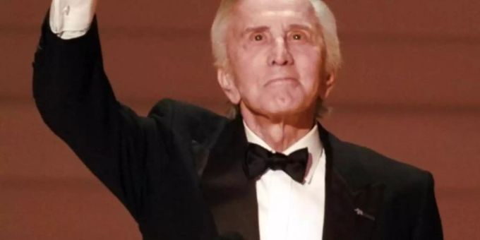 Kirk Douglas nimmt im März 1996 bei der 68. jährlichen Verleihung der Academy Awards in Los Angeles den Preis für das Lebenswerk entgegen. Foto: Eric Draper/AP/dpa Kirk Douglas nimmt im März 1996 bei der 68. jährlichen Verleihung der Academy Awards in Los Angeles den Preis für das Lebenswerk entgegen. Foto: Eric Draper/AP/dpa