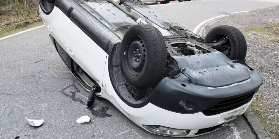 Selbstunfall mit Personenwagen – eine Person leicht verletzt